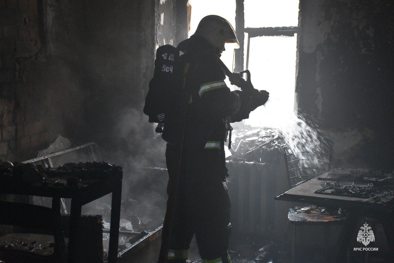 Пожар в многоквартирном доме ликвидировали огнеборцы Пожар в многоквартирном доме ликвидировали огнеборцы