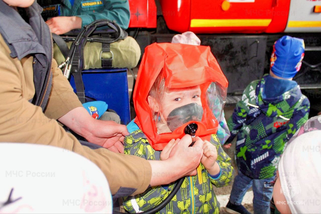 Чтобы не было беды!. В Заводоуковске для популяризации пожарно-спасательного дела, профессиональной ориентации подрастающего поколения и развития навыков безопасности жизнедеятельности, сотрудники МЧС России проводят... Чтобы не было беды!. В Заводоуковске для популяризации пожарно-спасательного дела, профессиональной ориентации подрастающего поколения и развития навыков безопасности жизнедеятельности, сотрудники МЧС России проводят...