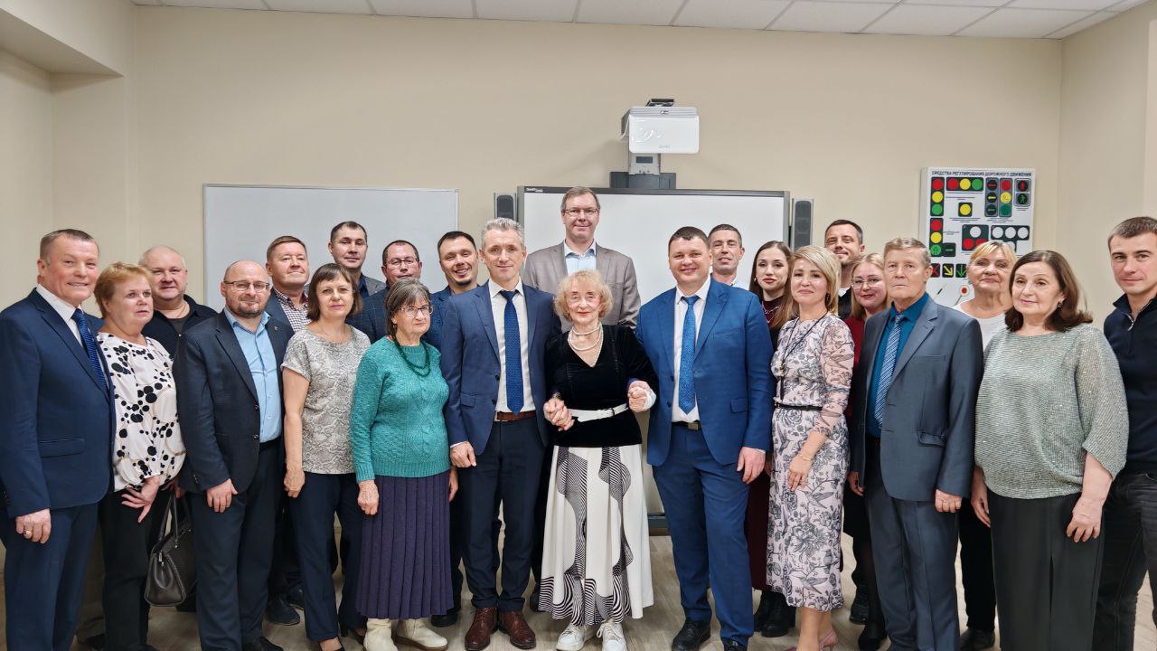 Поздравили с 90-летним юбилеем Тамару Ширшову - ветерана отрасли автомобильного транспорта Тюменской области Поздравили с 90-летним юбилеем Тамару Ширшову - ветерана отрасли автомобильного транспорта Тюменской области