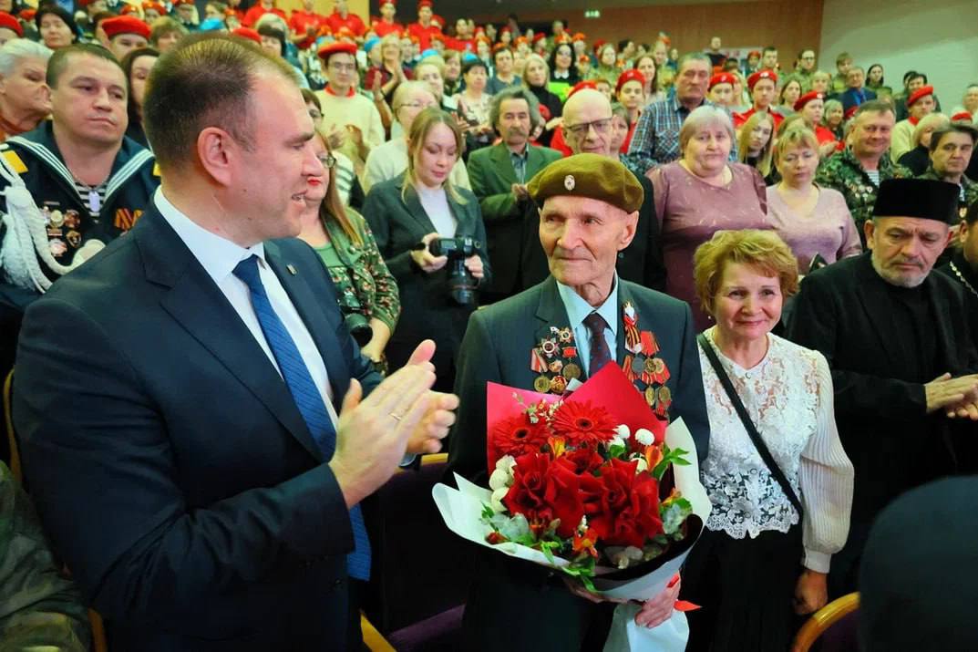 Сегодня, в 84-ую годовщину легендарного Парада на Красной Площади 7 ноября 1941 года, Тобольск отдает дань памяти героям, проявившим беспримерное мужество и стойкость в годы Великой Отечественной войны Сегодня, в 84-ую годовщину легендарного Парада на Красной Площади 7 ноября 1941 года, Тобольск отдает дань памяти героям, проявившим беспримерное мужество и стойкость в годы Великой Отечественной войны