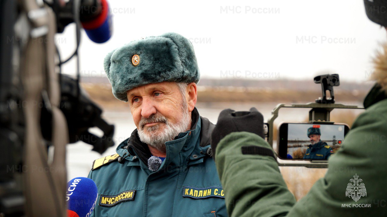 Сотрудники МЧС России напоминают об опасности осеннего льда