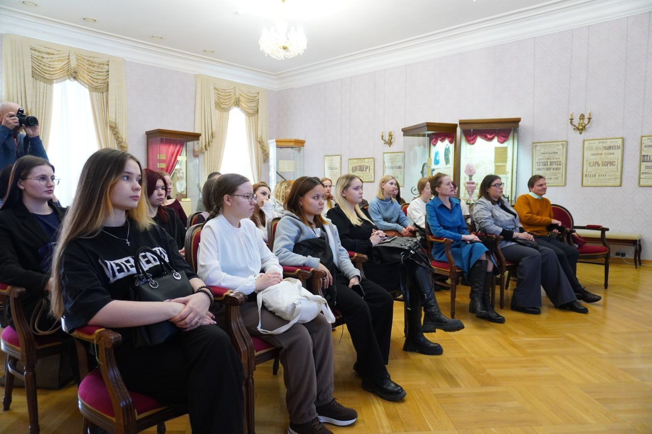 День Сибири в Тобольске!. В рамках празднования Дня Сибири во Дворце Наместника прошла увлекательная лекция, посвященная нашему выдающемуся земляку – Дмитрию Ивановичу Менделееву День Сибири в Тобольске!. В рамках празднования Дня Сибири во Дворце Наместника прошла увлекательная лекция, посвященная нашему выдающемуся земляку – Дмитрию Ивановичу Менделееву