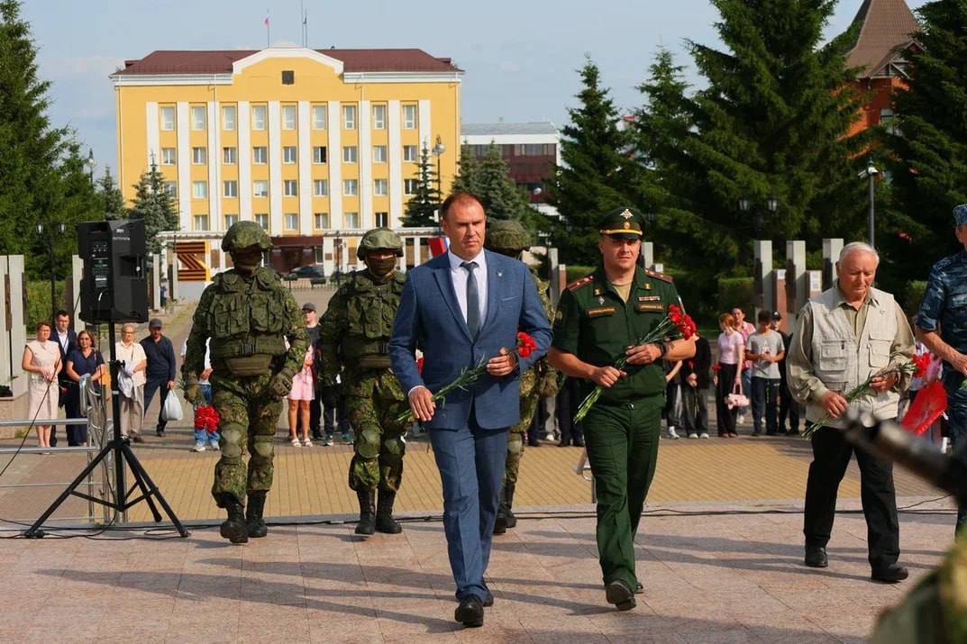 Сегодня, в 84-ую годовщину легендарного Парада на Красной Площади 7 ноября 1941 года, Тобольск отдает дань памяти героям, проявившим беспримерное мужество и стойкость в годы Великой Отечественной войны Сегодня, в 84-ую годовщину легендарного Парада на Красной Площади 7 ноября 1941 года, Тобольск отдает дань памяти героям, проявившим беспримерное мужество и стойкость в годы Великой Отечественной войны