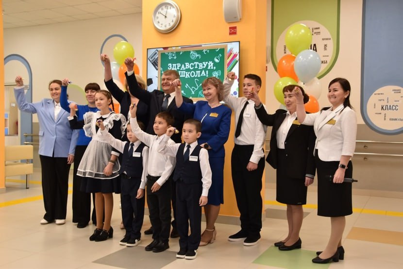 В первый день второй учебной четверти самыми счастливыми школьниками области стали юные жители деревни Большой Краснояр Ярковского муниципального округа В первый день второй учебной четверти самыми счастливыми школьниками области стали юные жители деревни Большой Краснояр Ярковского муниципального округа