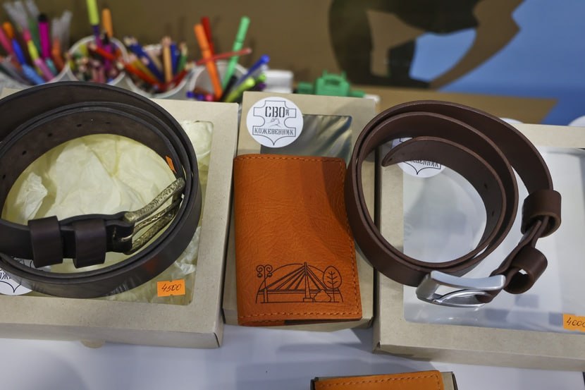 Двадцать человек — участники специальной военной операции и члены их семей — за два месяца овладели кожевенным ремеслом и представили свои изделия во время подведения итогов социального проекта «СВОй кожевенник» Двадцать человек — участники специальной военной операции и члены их семей — за два месяца овладели кожевенным ремеслом и представили свои изделия во время подведения итогов социального проекта «СВОй кожевенник»