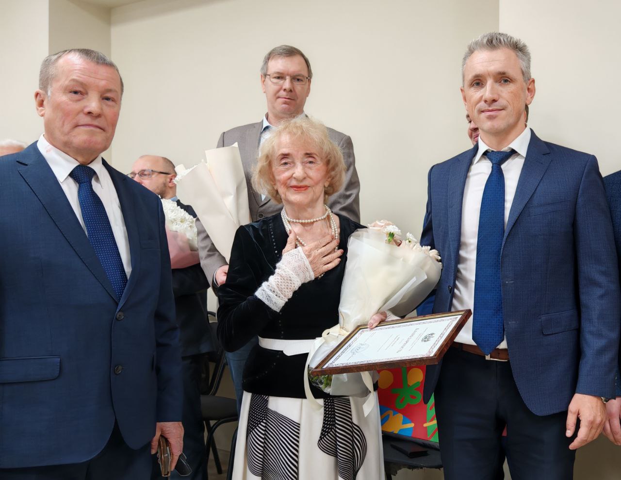 Поздравили с 90-летним юбилеем Тамару Ширшову - ветерана отрасли автомобильного транспорта Тюменской области