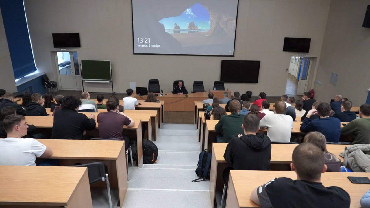 Начальник Управления Госавтоинспекции Тюменской области Андрей Миллер встретился со студентами Технологического института Тюменского индустриального университета Начальник Управления Госавтоинспекции Тюменской области Андрей Миллер встретился со студентами Технологического института Тюменского индустриального университета