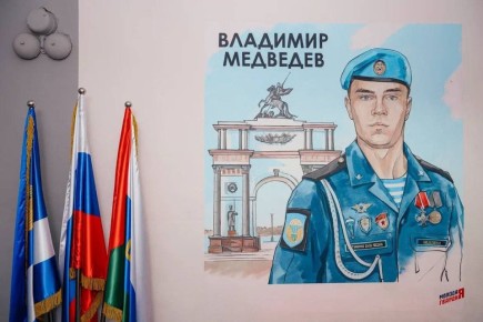 В тюменской гимназии №12 открыт мурал в честь Героя СВО Владимира Медведева