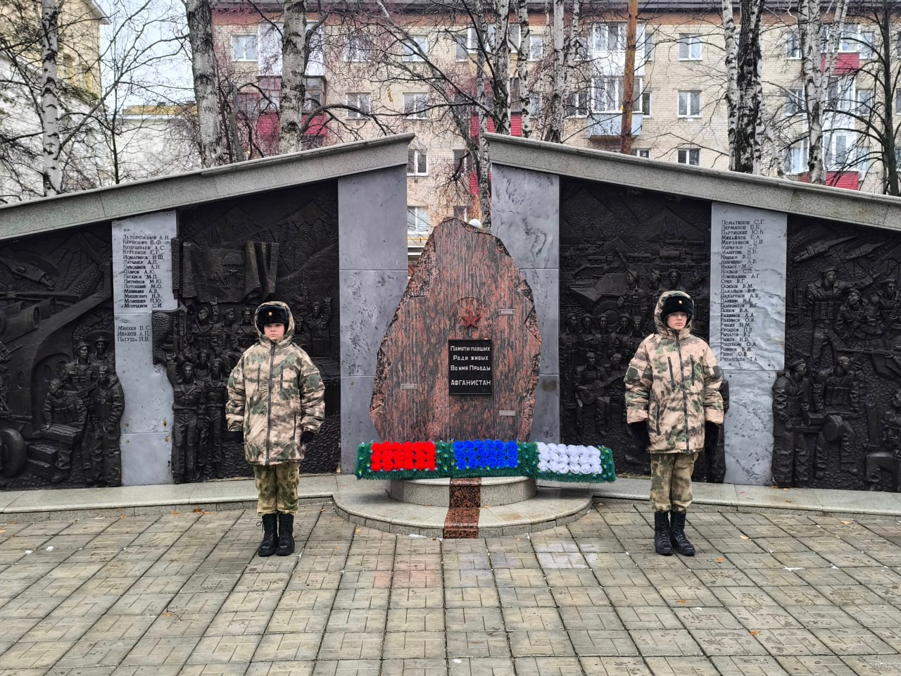 В День воинской славы России тюменские школьники несли Вахту памяти В День воинской славы России тюменские школьники несли Вахту памяти