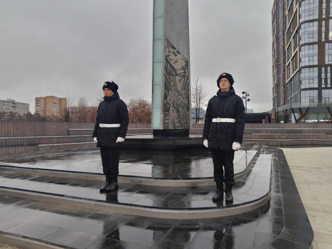 В День воинской славы России тюменские школьники несли Вахту памяти В День воинской славы России тюменские школьники несли Вахту памяти