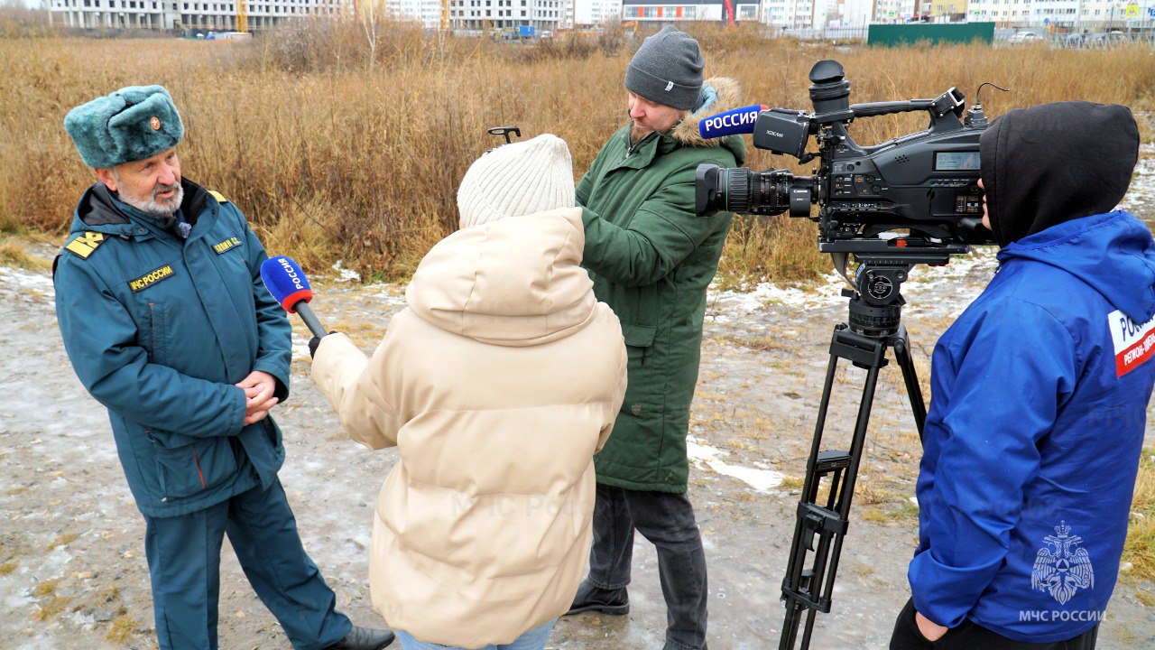 Сотрудники МЧС России напоминают об опасности осеннего льда Сотрудники МЧС России напоминают об опасности осеннего льда