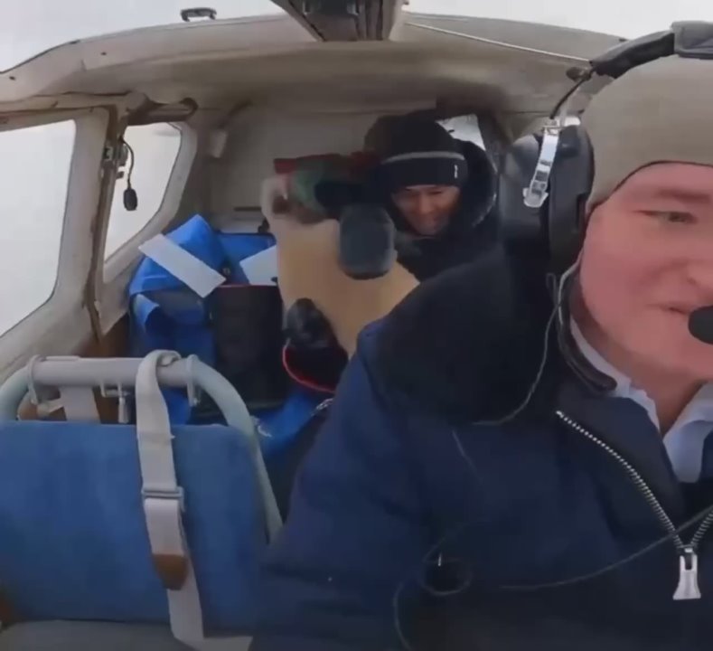 В Югре пилот выполнил фигуры высшего пилотажа с собакой на борту и позволил ему «полетать в невесомости» — в сети разразился скандал