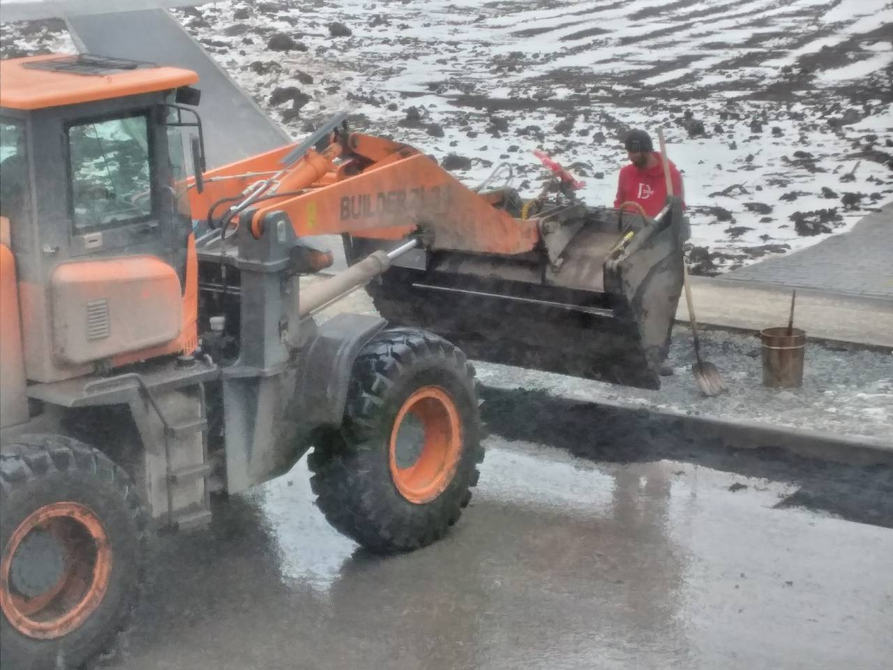 Тоболяки недовольны способ укладки асфальта, весной, по их словам, он сойдет вместе со снегом