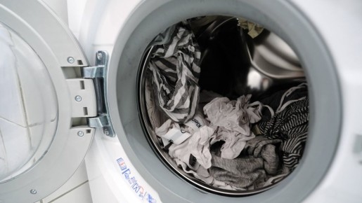 Умные хозяйки заливают в «стиралку» дешевое средство: затхлый запах мигом исчезает