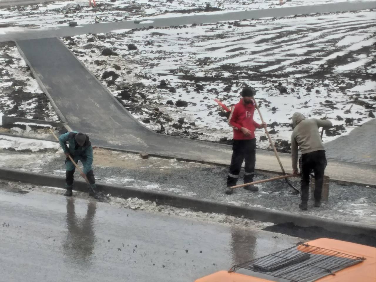 Тоболяки недовольны способ укладки асфальта, весной, по их словам, он сойдет вместе со снегом Тоболяки недовольны способ укладки асфальта, весной, по их словам, он сойдет вместе со снегом