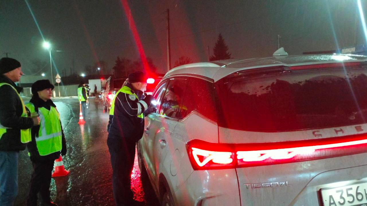 «Сплошная проверку» водителей на трезвость прошла вчера на улице Республики в Ишиме «Сплошная проверку» водителей на трезвость прошла вчера на улице Республики в Ишиме