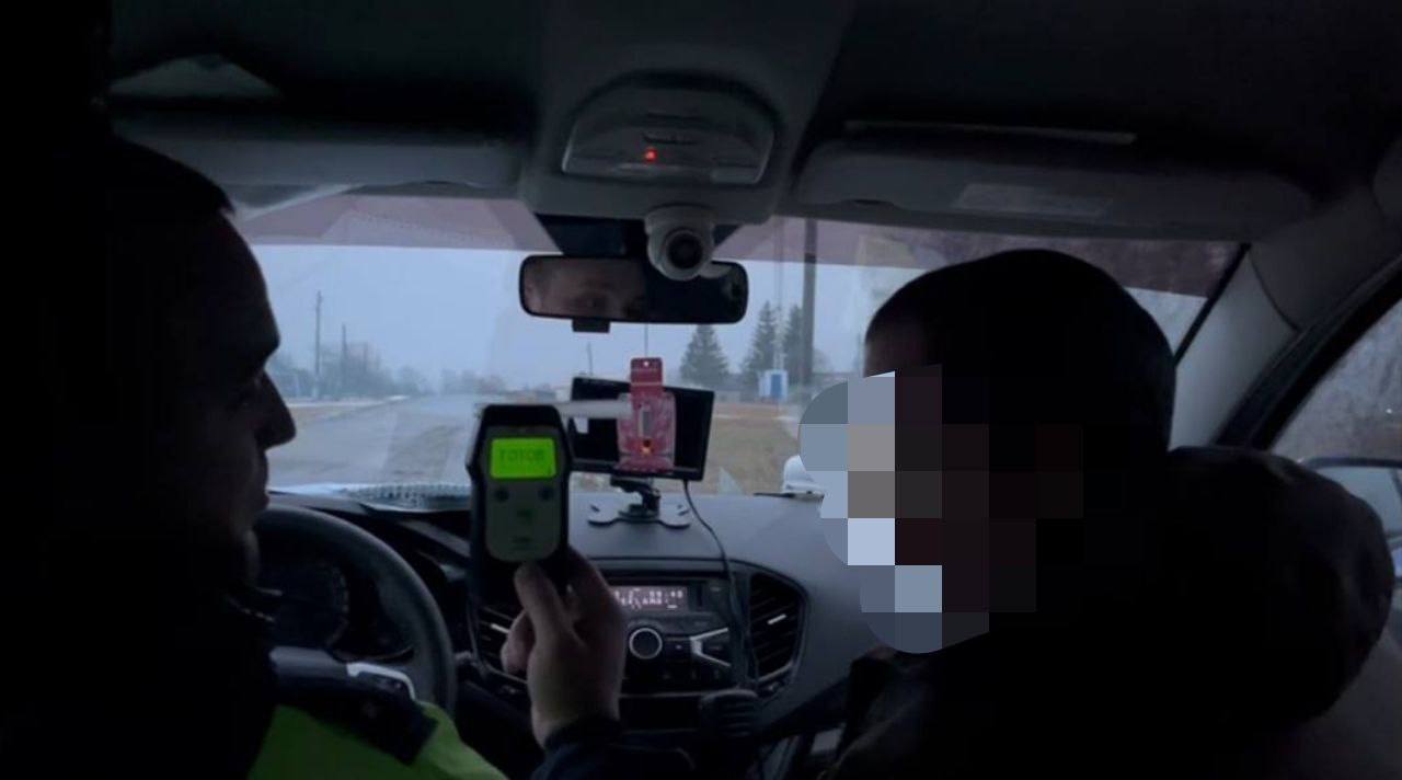 Никакой гололед не страшен этим пьяным тюменцам, они все равно садятся за руль автомобилей подшофе Никакой гололед не страшен этим пьяным тюменцам, они все равно садятся за руль автомобилей подшофе