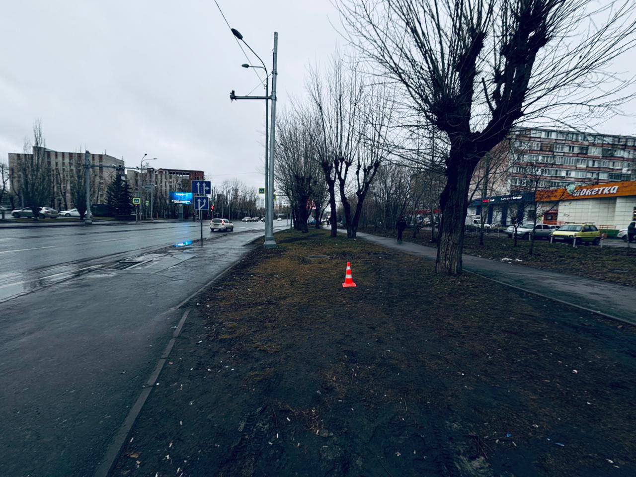 10-летний школьник сбит вчера днем автомобилем «Хонда» на газоне на ул. Республики, 241 в Тюмени 10-летний школьник сбит вчера днем автомобилем «Хонда» на газоне на ул. Республики, 241 в Тюмени