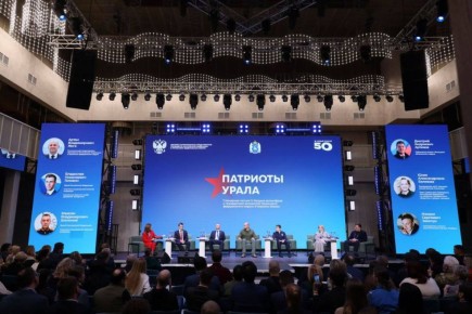 Полпред президента Артем Жога наградил волонтеров и активистов Уральского округа за вклад в поддержку СВО