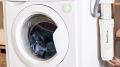 Хозяйки кладут в барабан «стиралки» один предмет: пятна отстирываются лучше