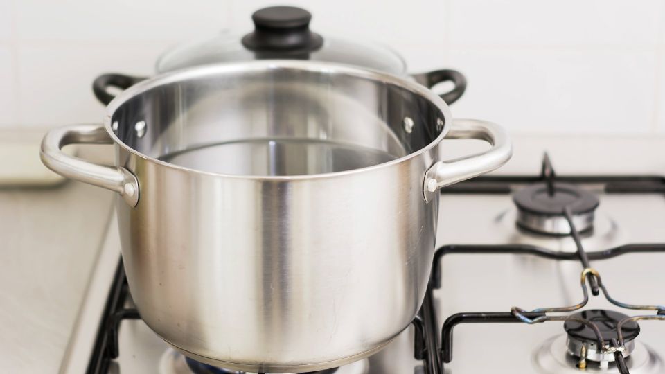 Металлические кастрюли будут сиять: вместо «химии» нужен этот продукт