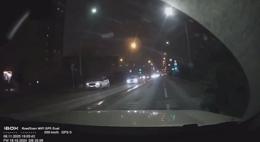 Появился из ниоткуда: самокатчик едва не угодил под колеса авто, выехав на проезжую часть в темное время суток