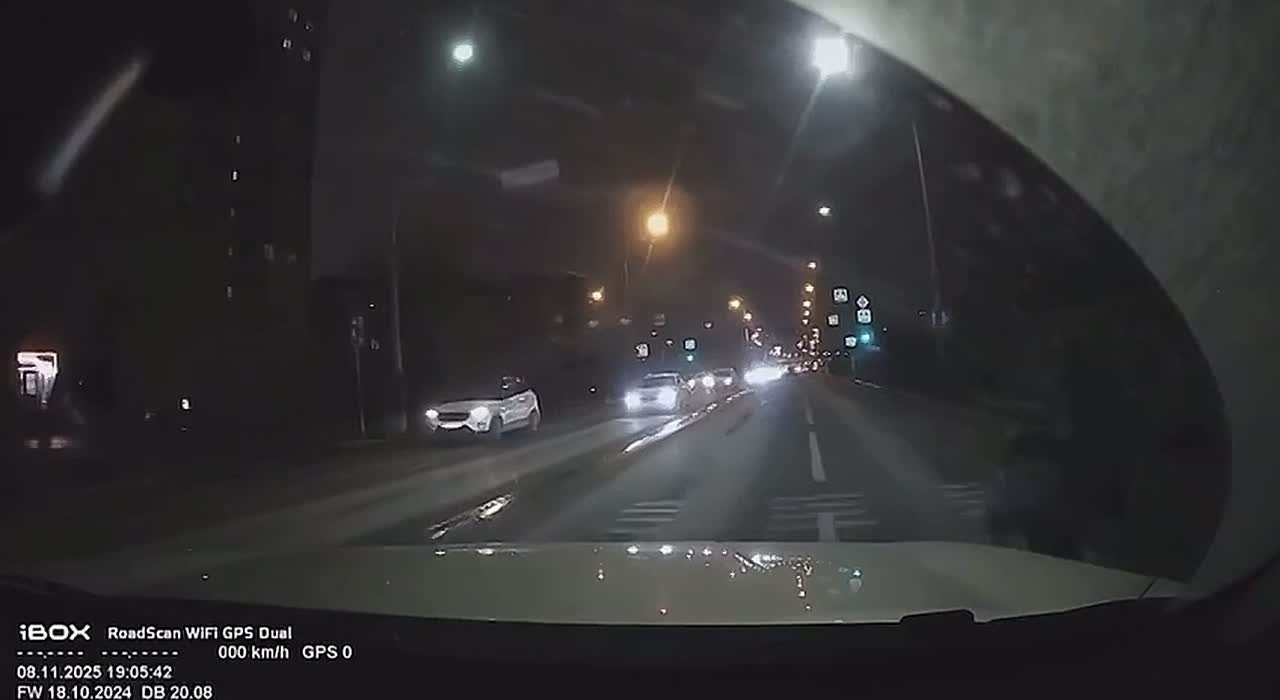 Появился из ниоткуда: самокатчик едва не угодил под колеса авто, выехав на проезжую часть в темное время суток