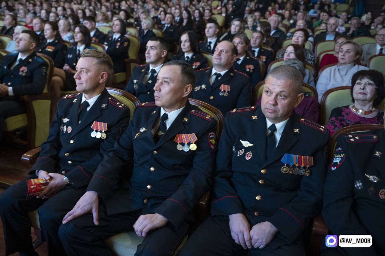 Александр Моор: Лично поздравил сотрудников органов внутренних дел с профессиональным праздником Александр Моор: Лично поздравил сотрудников органов внутренних дел с профессиональным праздником