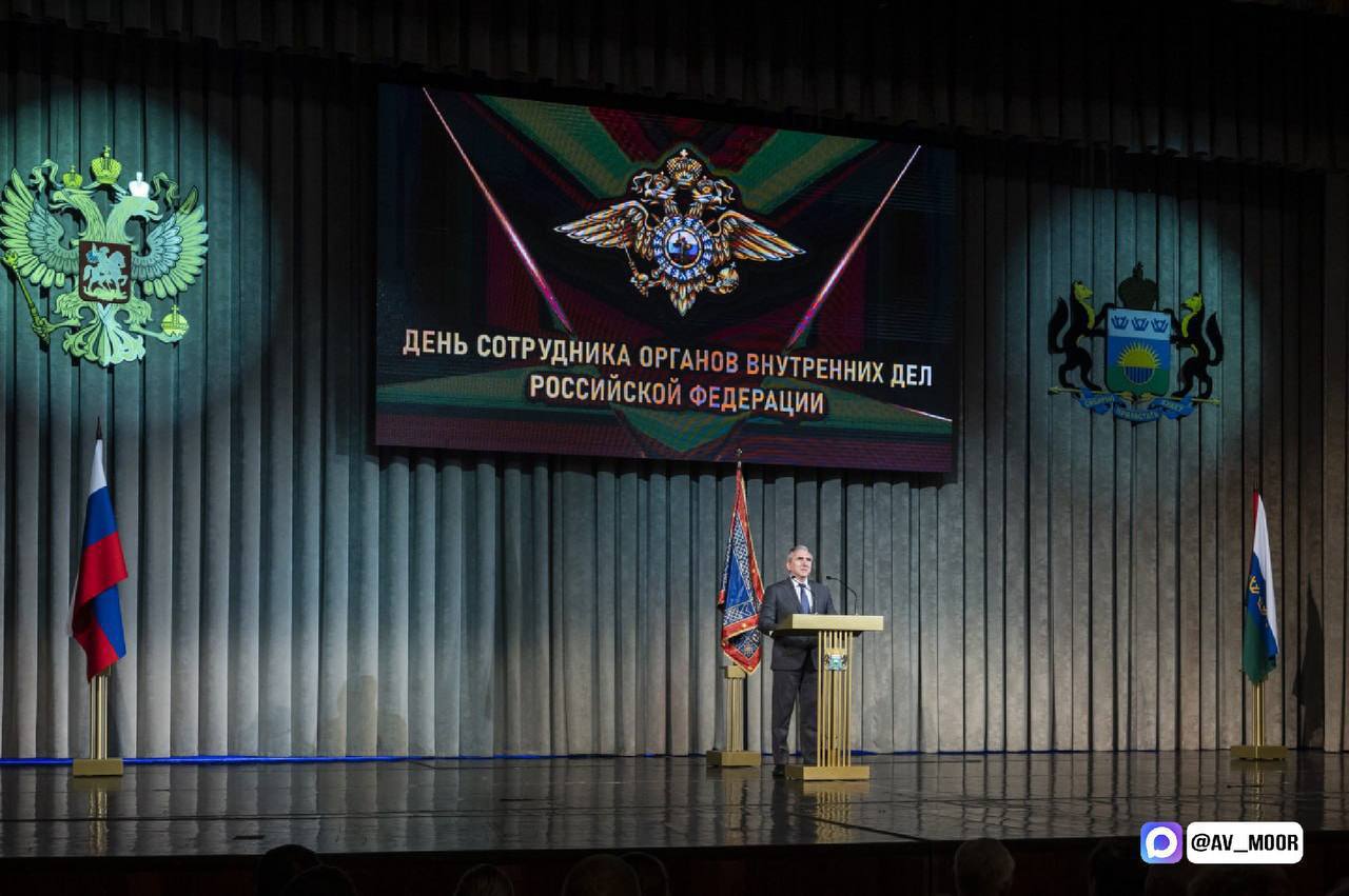Александр Моор: Лично поздравил сотрудников органов внутренних дел с профессиональным праздником