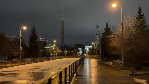 На Цветном бульваре уже начали заливать каток