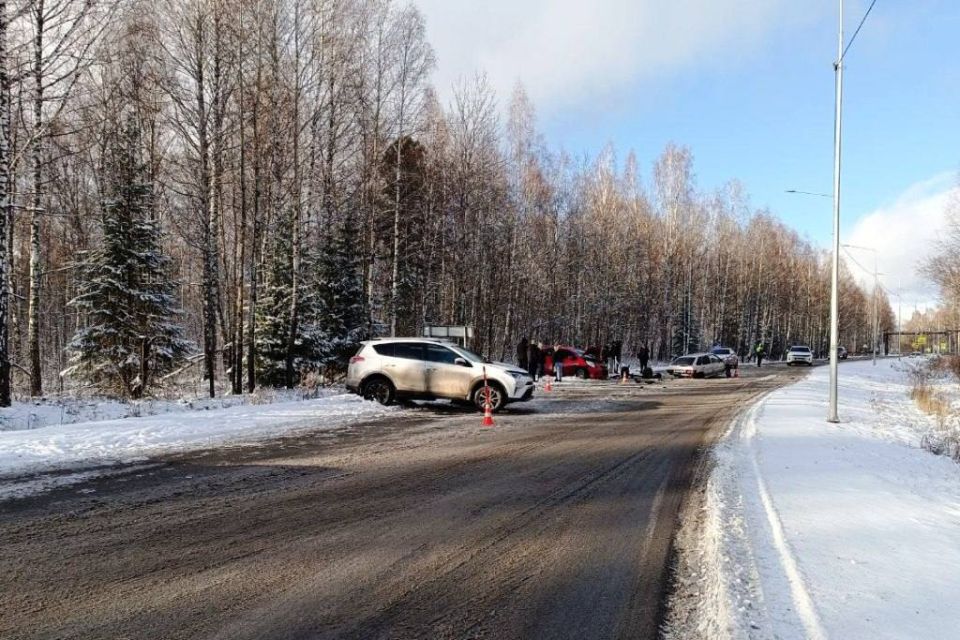 Из-за снега на дороге на тобольской трассе произошла массовая авария — одна из легковушек осталась без задних колес