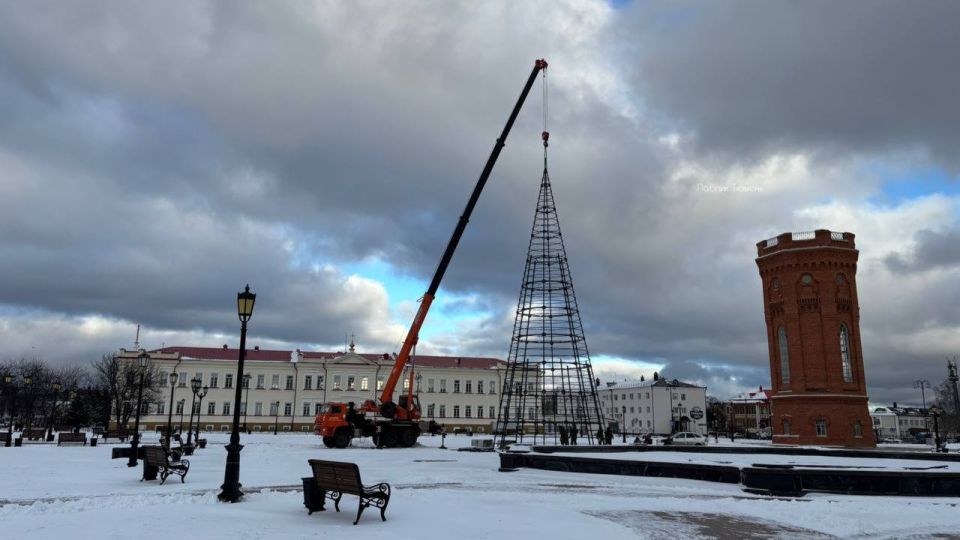 Соседний Тобольск начал устанавливать новогоднюю елочку!