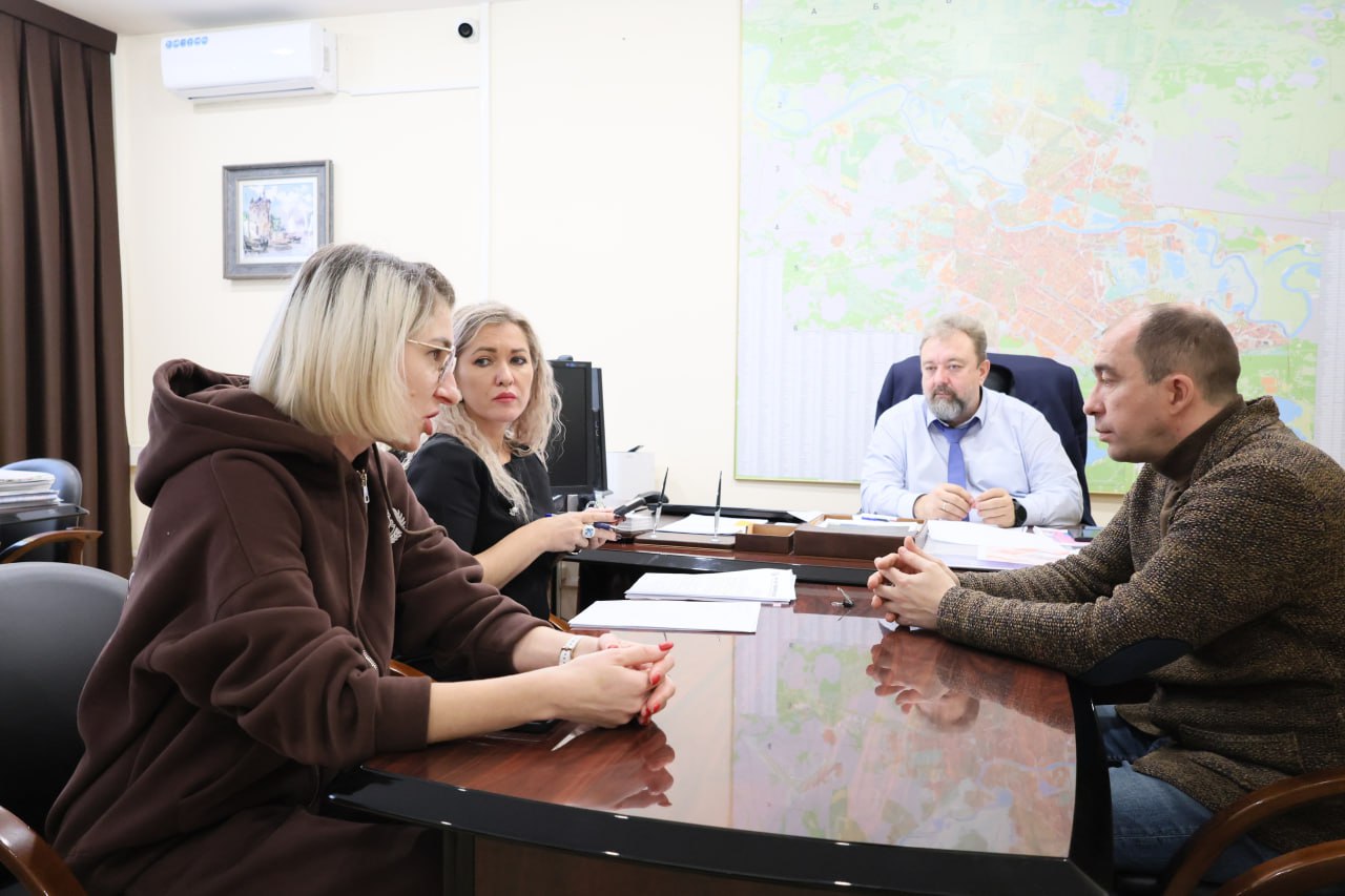В диалоге. Именно так прошла встреча и таким же образом намечено продолжить разрешение ситуации, отчасти неверно интерпретируемой в соцсетях, в отношении дома по ул. Тюменской, 25, который вошёл в границы комплексного... В диалоге. Именно так прошла встреча и таким же образом намечено продолжить разрешение ситуации, отчасти неверно интерпретируемой в соцсетях, в отношении дома по ул. Тюменской, 25, который вошёл в границы комплексного...