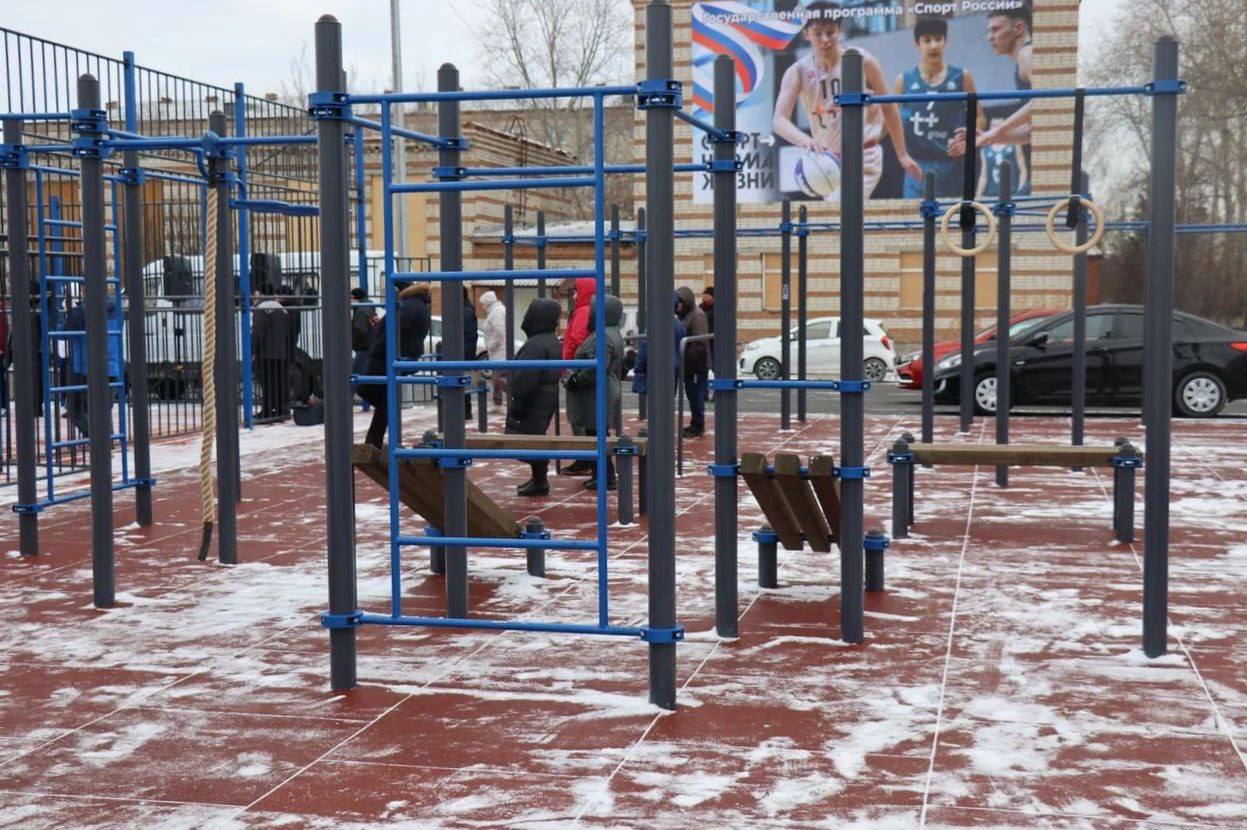 В Ялуторовске открыли новую умную спортивную площадку В Ялуторовске открыли новую умную спортивную площадку
