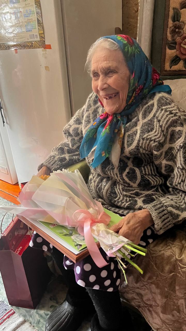 Глава Тобольского округа поздравил труженицу тыла Пелагею Максимовну Новоселову со 100-летием