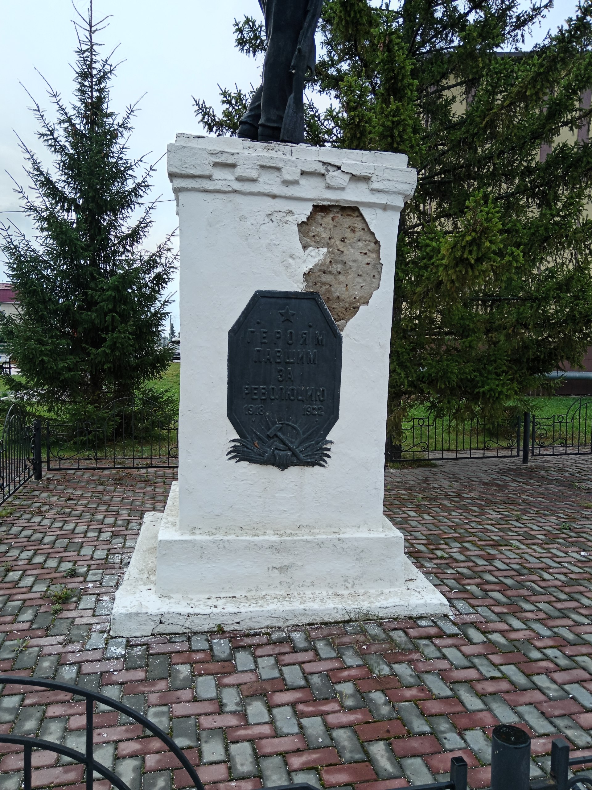 В результате вмешательства прокуратуры Армизонского района муниципалитет отремонтировал памятник