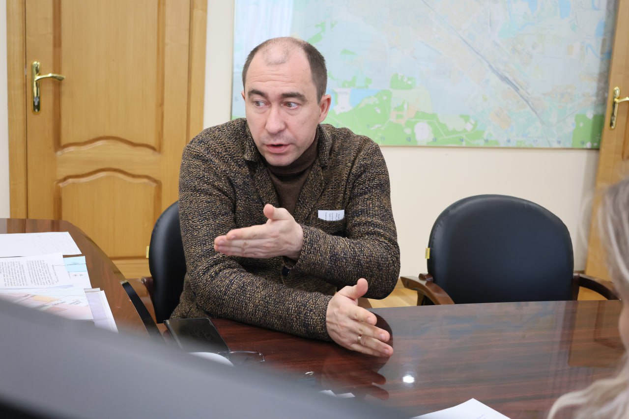 В диалоге. Именно так прошла встреча и таким же образом намечено продолжить разрешение ситуации, отчасти неверно интерпретируемой в соцсетях, в отношении дома по ул. Тюменской, 25, который вошёл в границы комплексного... В диалоге. Именно так прошла встреча и таким же образом намечено продолжить разрешение ситуации, отчасти неверно интерпретируемой в соцсетях, в отношении дома по ул. Тюменской, 25, который вошёл в границы комплексного...