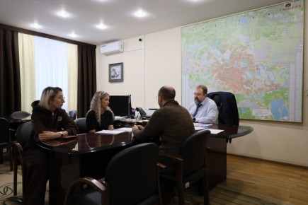 В диалоге. Именно так прошла встреча и таким же образом намечено продолжить разрешение ситуации, отчасти неверно интерпретируемой в соцсетях, в отношении дома по ул. Тюменской, 25, который вошёл в границы комплексного...