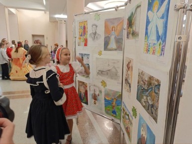 В Тюмени отпраздновали День Сибири и уже в пятнадцатый раз на сцене филармонии подвели итоги областного конкурса детских рисунков «Тебя, Сибирь, мои обнимут длани»