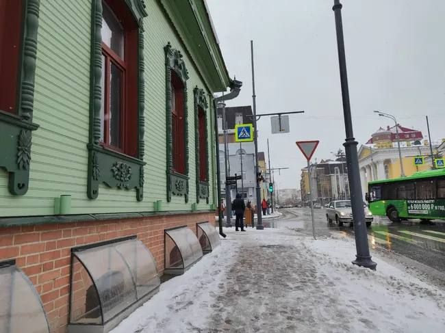 Тюменцы пожаловались в соцсетях на покрывшиеся льдом пешеходные дорожки