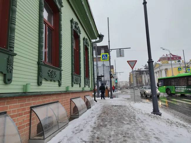 Тюменцы пожаловались в соцсетях на покрывшиеся льдом пешеходные дорожки