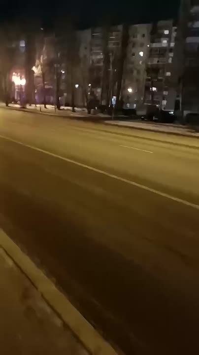 14 человек спасли из горящего помещения: минувшей ночью в Тюмени полыхала однушка