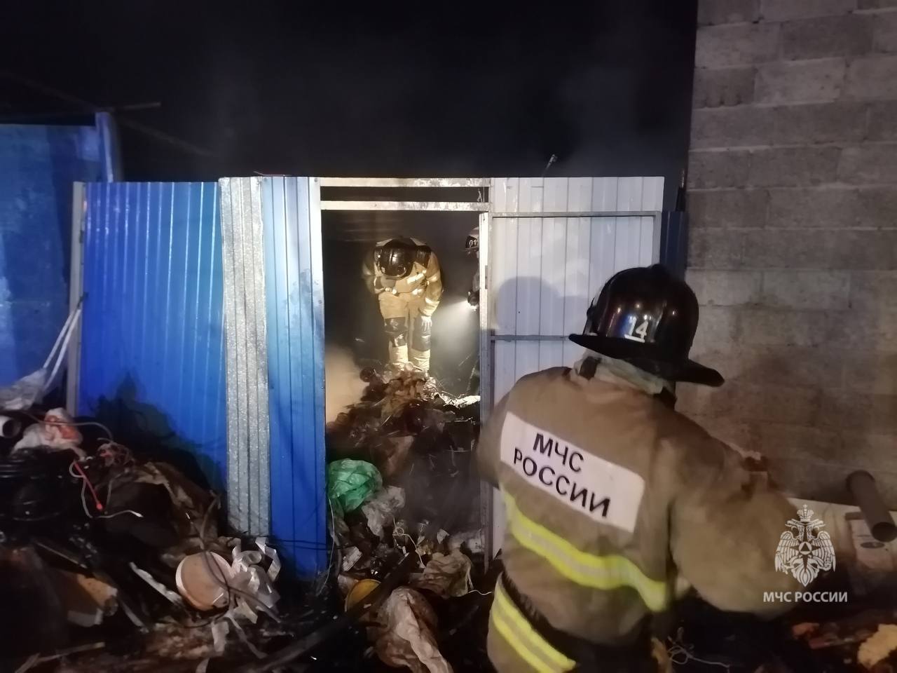 Тюменские огнеборцы ликвидировали пожар в частном секторе Тюменские огнеборцы ликвидировали пожар в частном секторе