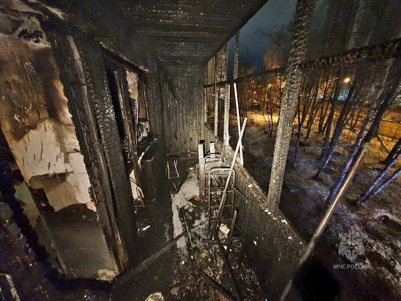 Сотрудники МЧС спасли из ночного пожара в Тюмени 14 человек Сотрудники МЧС спасли из ночного пожара в Тюмени 14 человек