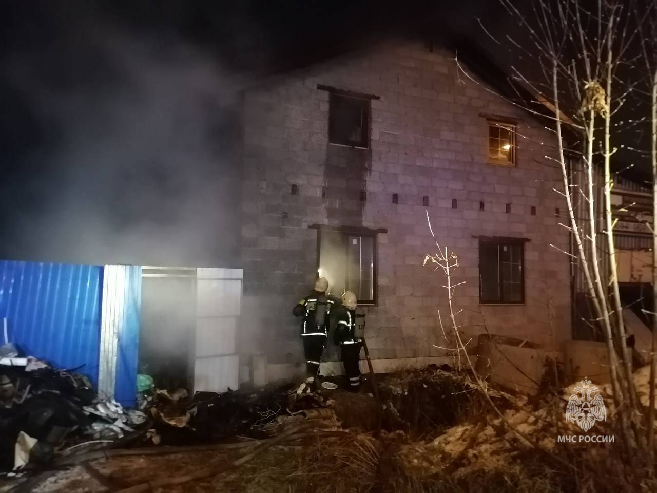 Тюменские огнеборцы ликвидировали пожар в частном секторе Тюменские огнеборцы ликвидировали пожар в частном секторе