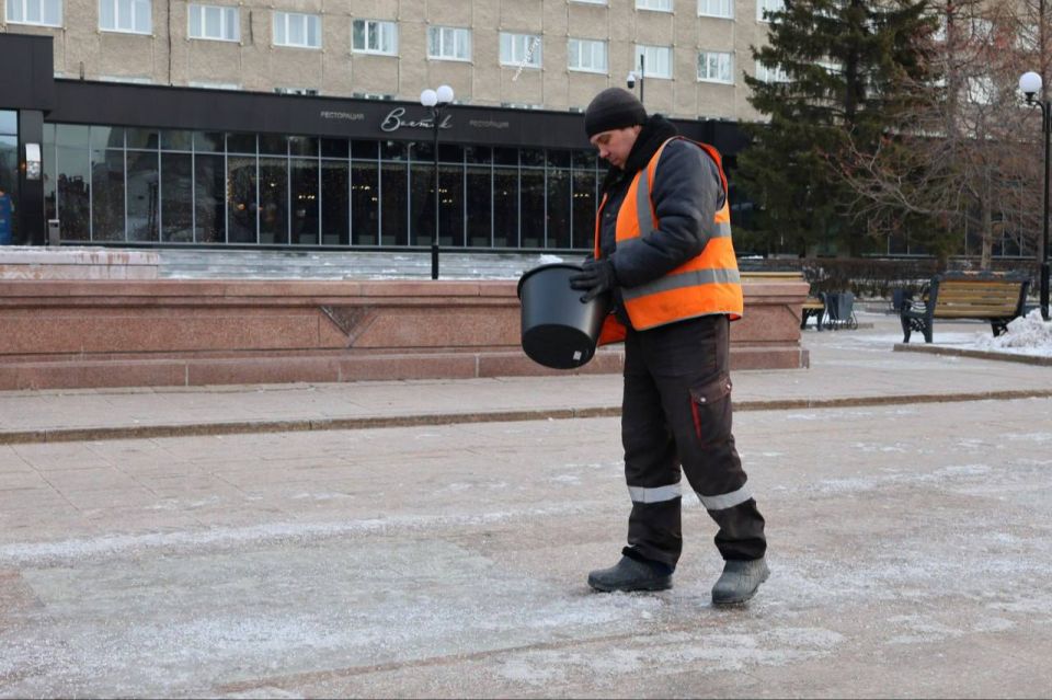 Ответ властей: как в Тюмени борются с гололедом — наглядно на фото
