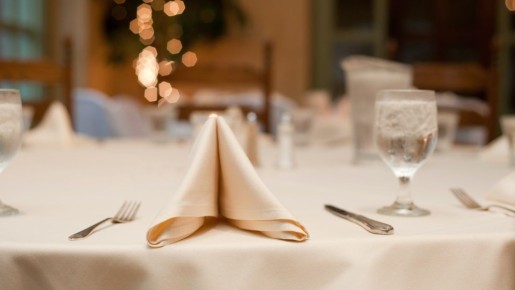 Засаленная скатерть будет как новая: вместо «химии» нужны два дешевых продукта