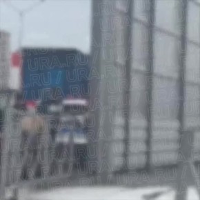 «Вытащили посреди оживленной дороги»: в Тюмени силовики достали мужчину, кинувшего поднос с едой в кассира кафе, и его супругу из Mercedes-Benz и повалили на дорогу, сообщил URA.RU источник, близкий к правоохранительным...