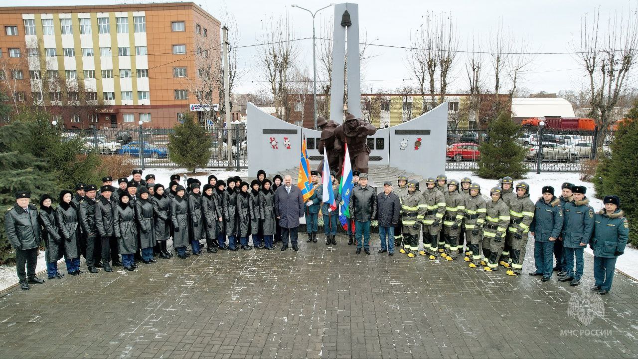 Двадцать девять ударов колокола в честь пожарных и спасателей, погибших при исполнении служебного долга, прозвучали над Аллеей памяти Двадцать девять ударов колокола в честь пожарных и спасателей, погибших при исполнении служебного долга, прозвучали над Аллеей памяти