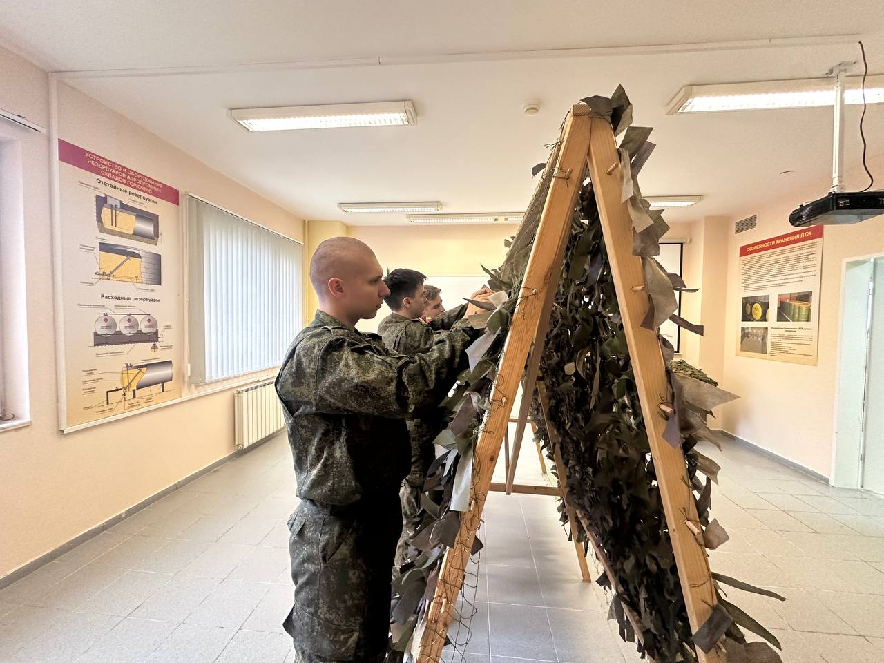 Студенты Югорского госуниверситета отправили бойцам письма и маскировочные сети Студенты Югорского госуниверситета отправили бойцам письма и маскировочные сети